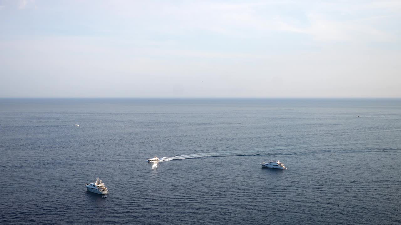 俯瞰从阿马尔菲海岸到船和游艇航行在地中海的背景美丽的海景和天际线在夏天的一天。视频素材