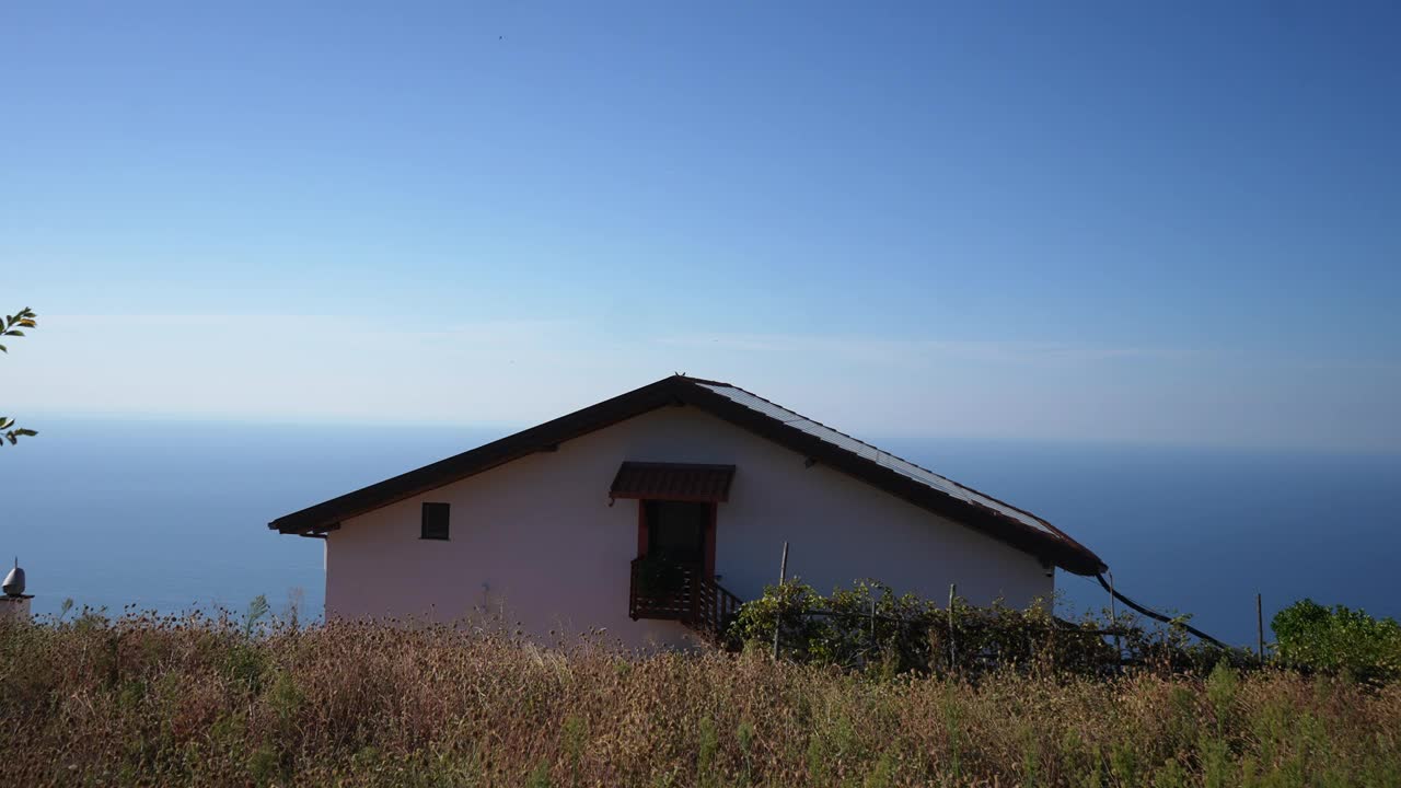 意大利的房子在悬崖附近的第勒尼安海岸的背景下美丽的海景在夏天的一天。阿马尔菲海岸令人叹为观止的海岸线视频素材