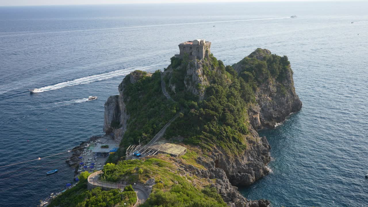 从岩石海岸的石塔上俯瞰蓝海。孔卡角塔-意大利阿马尔菲海岸孔卡德马里尼的历史地标视频素材