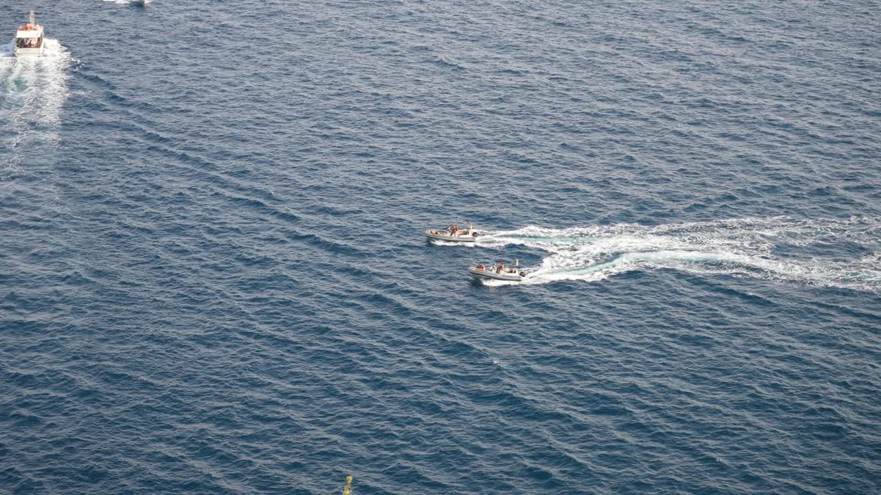 从孔卡角阿马尔菲海岸的岩石到夏天以美丽的海景为背景在地中海上航行的船只和游艇的美景。视频素材