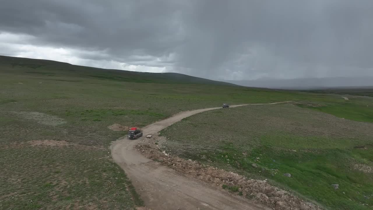 风暴逼近的Deosai小道，巴基斯坦斯卡都的越野车视频素材