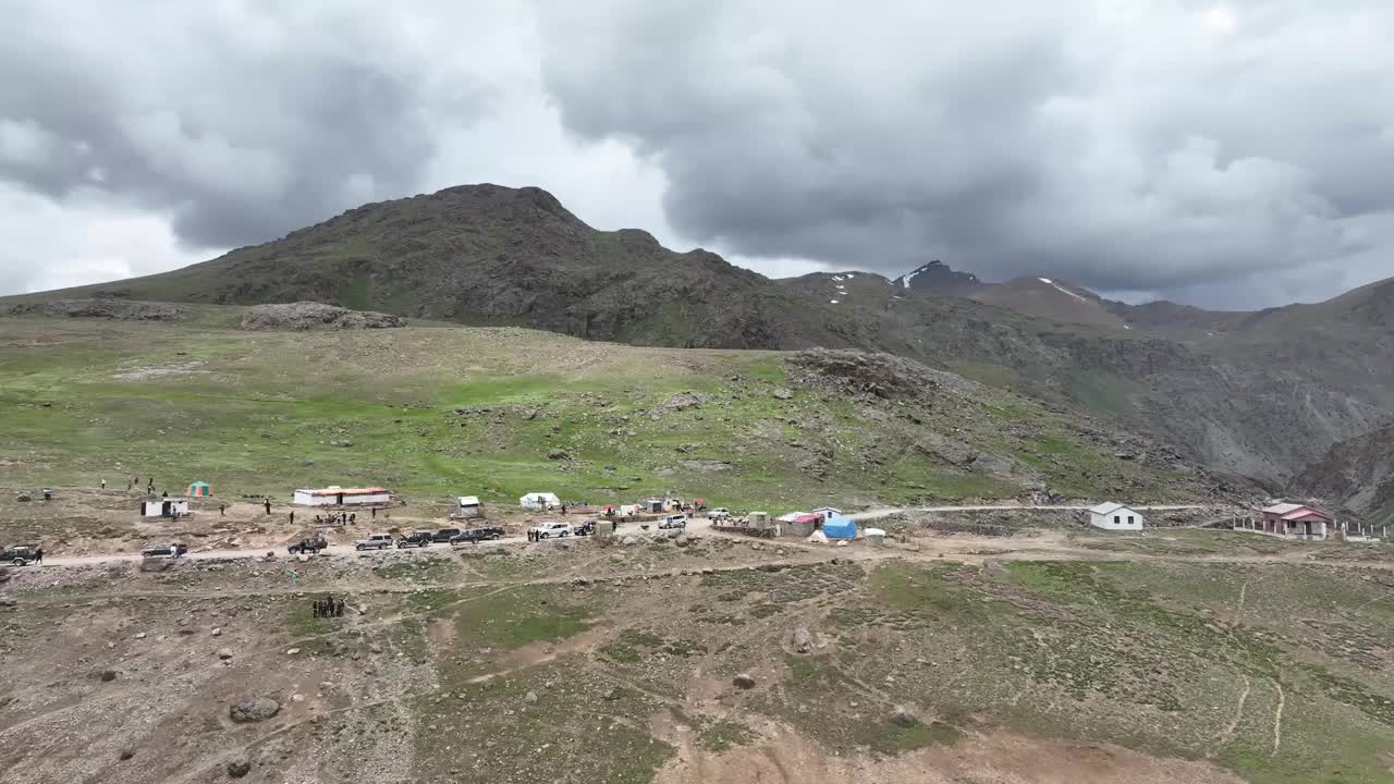 高地营地在Deosai, Skardu，巴基斯坦。空中视频素材