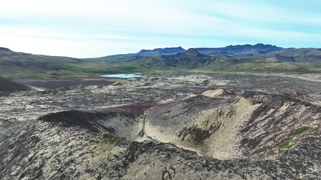 冰岛Berserkjahraun熔岩场上方的火山口-横向无人机视频素材