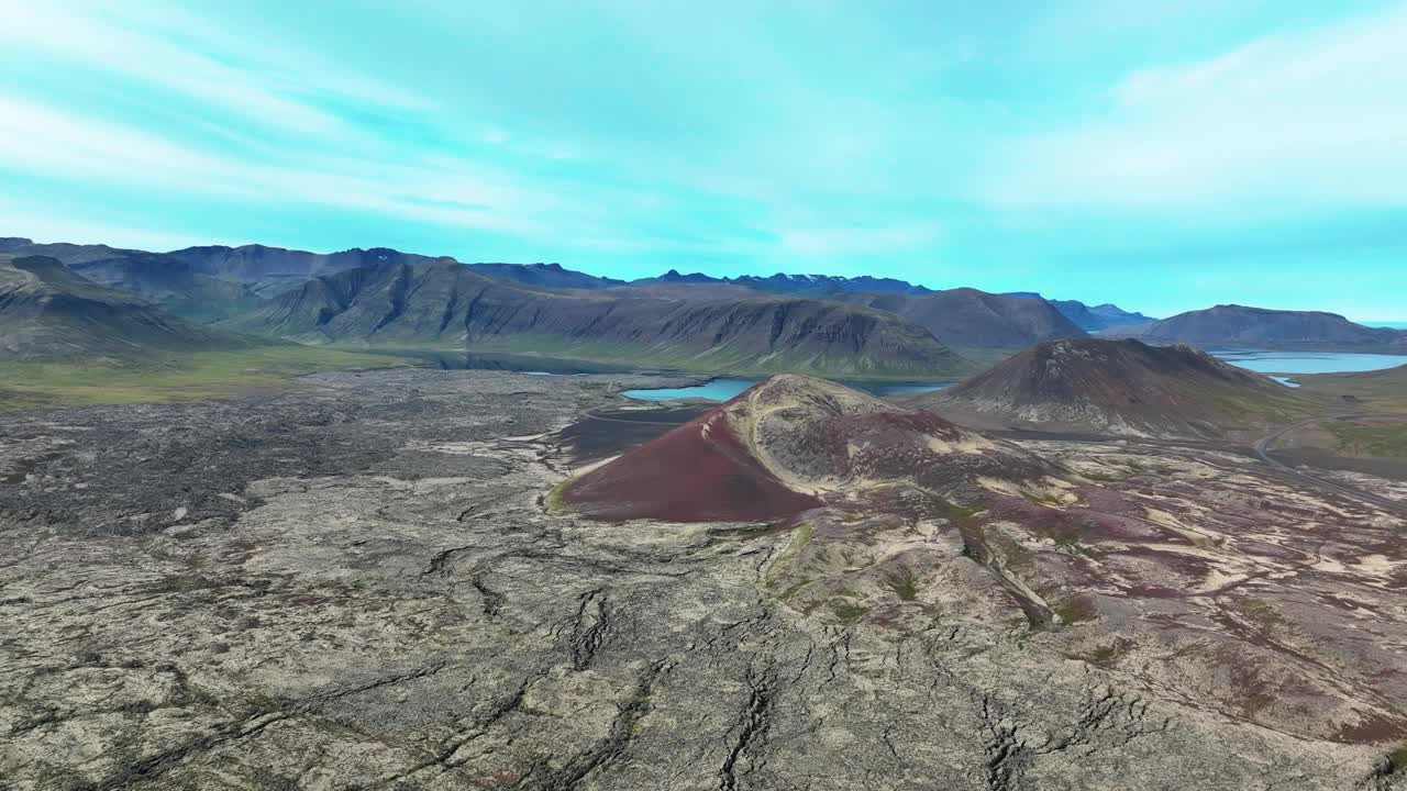 在冰岛西部Berserkjahraun熔岩场的火山口-空中无人机拍摄视频素材