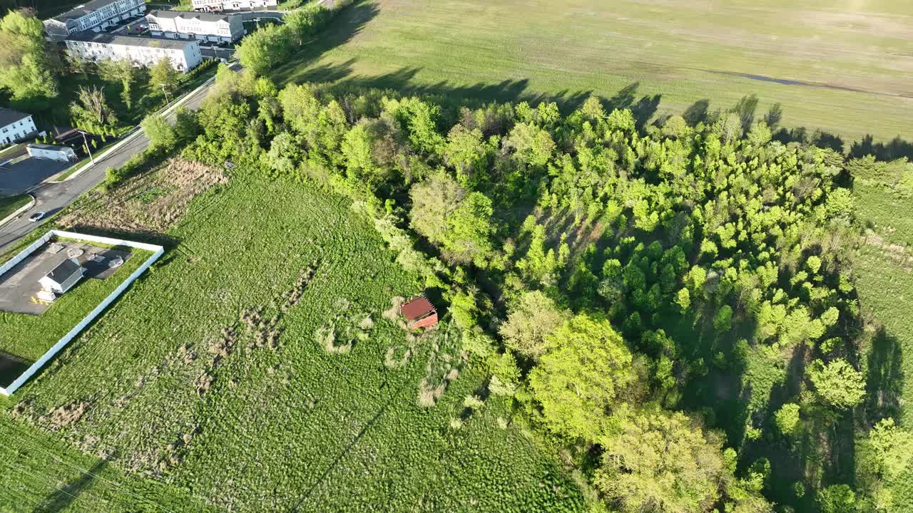 美国新泽西州门罗帕克莱纳新住宅附近广阔的绿地航拍画面视频素材