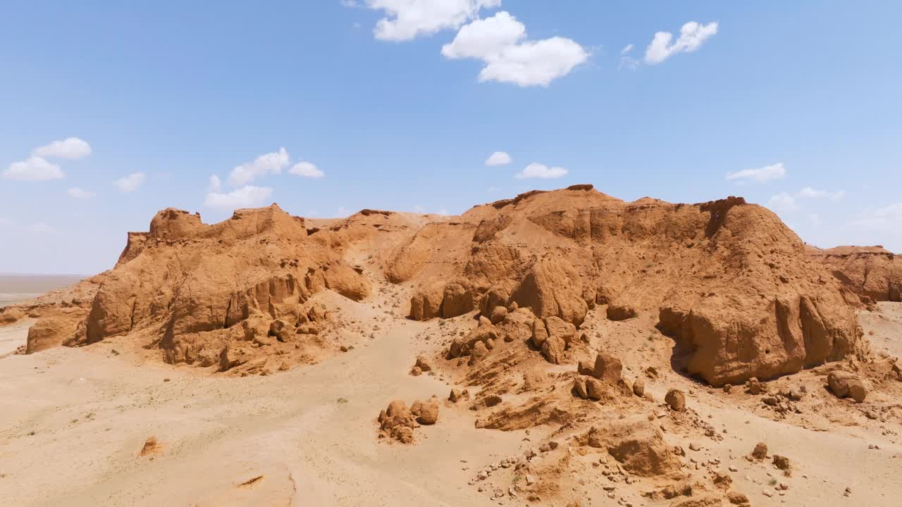 燃烧的悬崖巴彦扎格峡谷在蒙古-空中无人机拍摄视频素材