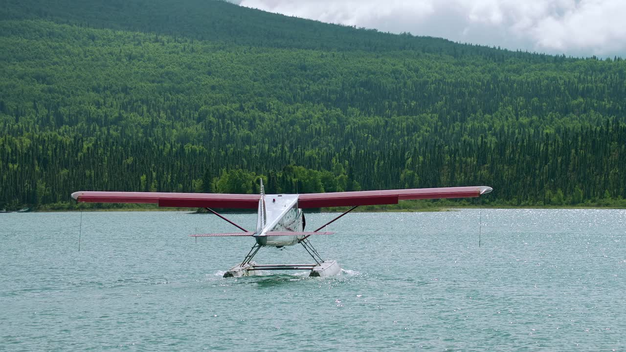 在阿拉斯加的克拉克湖/阿尔斯沃斯港，PAN De Havilland Beaver水上飞机正在起飞视频素材