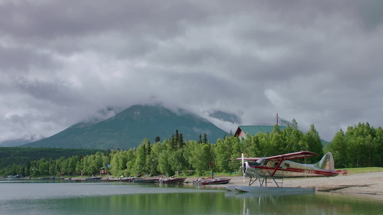 WS De Havilland Beaver水上飞机停泊在阿拉斯加的克拉克湖/阿尔斯沃斯港视频素材