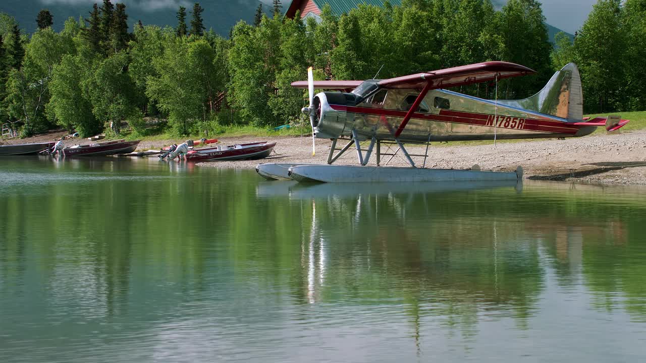 WS De Havilland Beaver水上飞机停泊在阿拉斯加的克拉克湖/阿尔斯沃斯港视频素材