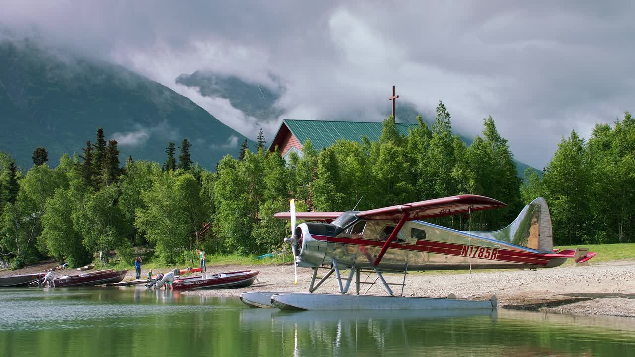 WS De Havilland Beaver水上飞机停泊在阿拉斯加的克拉克湖/阿尔斯沃斯港视频素材