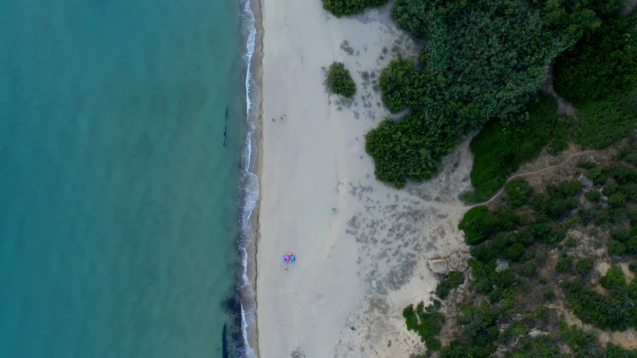 意大利撒丁岛的索拉纳斯海滩，绿松石般的海水，露营车和山景的无人机鸟瞰图视频素材