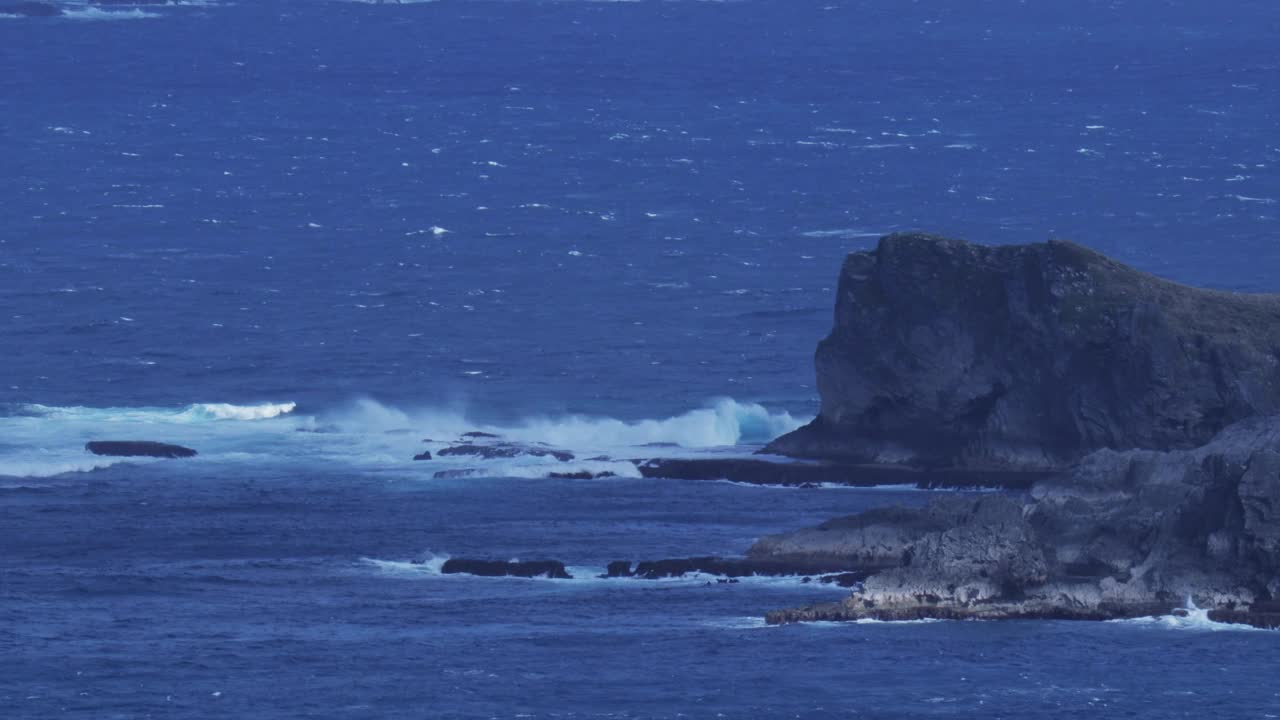 从诺福克岛拍摄的静态照片显示，汹涌的海浪冲击着尼皮恩岛视频素材