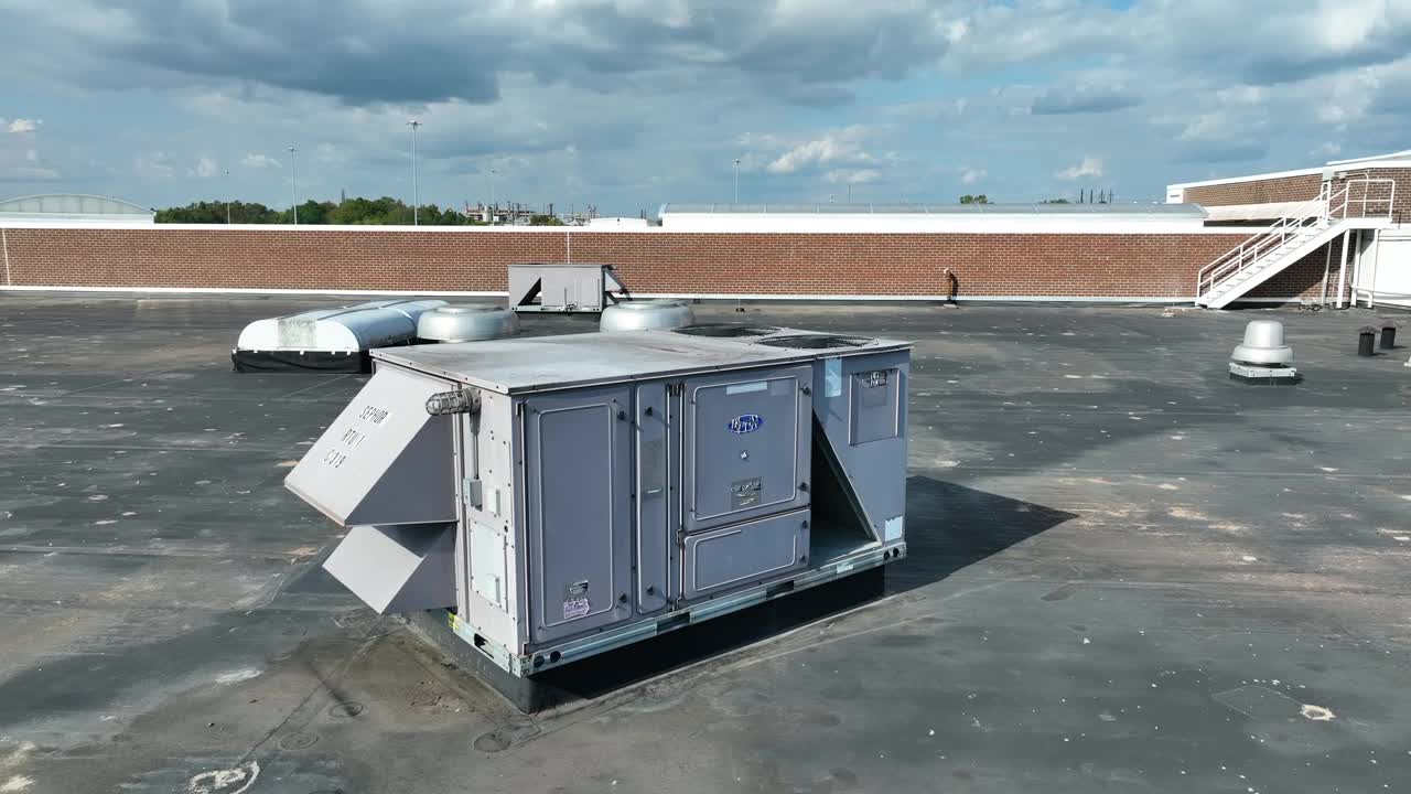 空调HVAC屋顶机组。航拍近景。视频素材