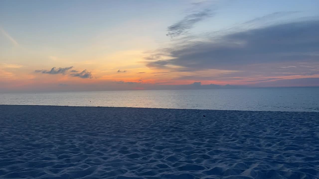 在佛罗里达州迈阿密海滩，太阳从大西洋升起时的宁静景象视频素材