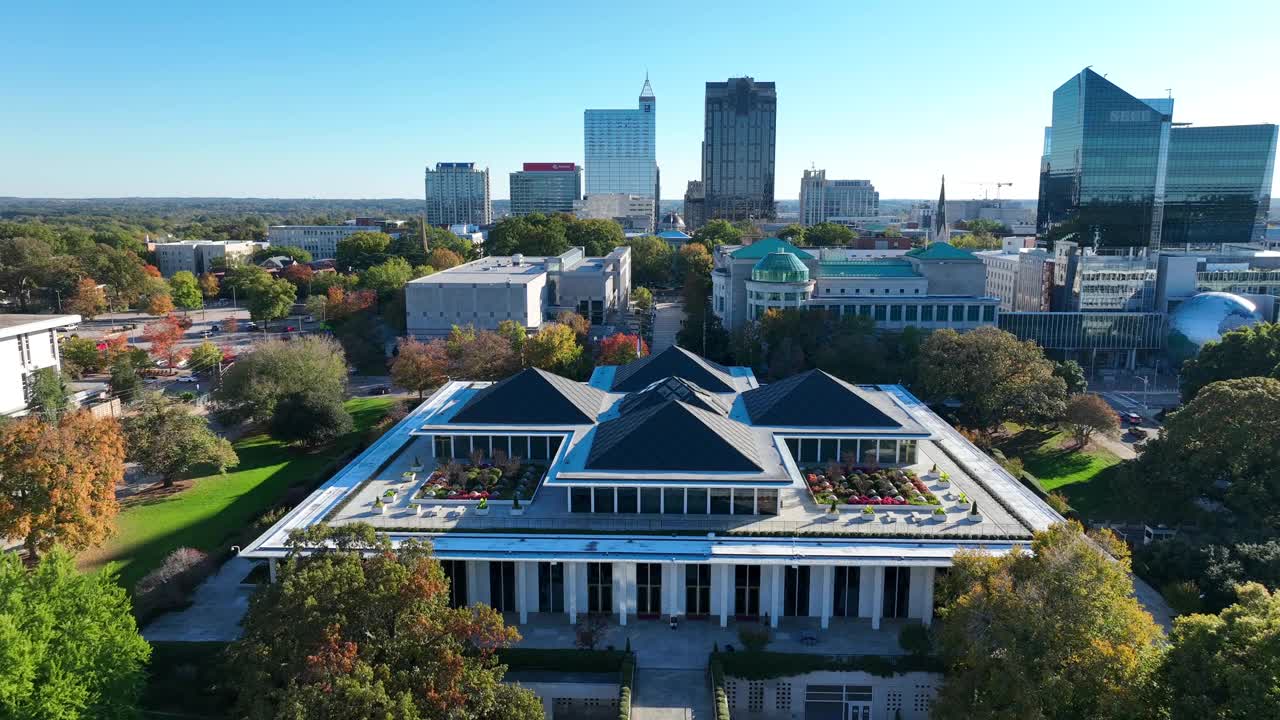 北卡罗来纳州立法大楼和罗利市中心的天际线与国会大厦。航拍下降图。视频素材