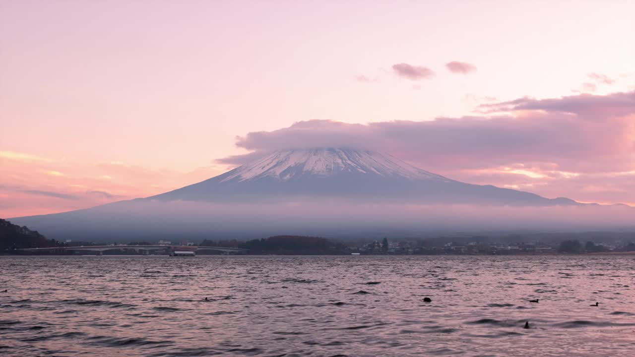 富士山，日本的象征，在秋天的季节，一个特别美丽的季节。视频素材