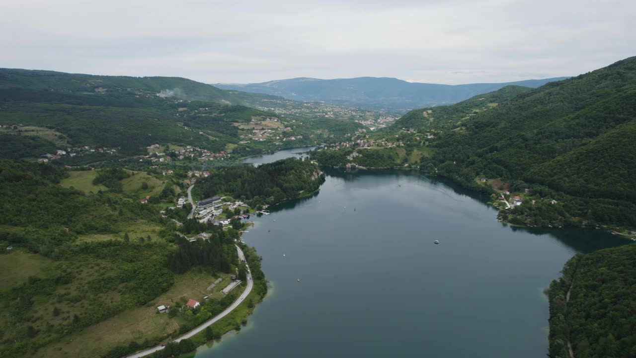 Veliko Plivsko Lake Aerial, Jajce波斯尼亚Vista。立交桥空中视频素材