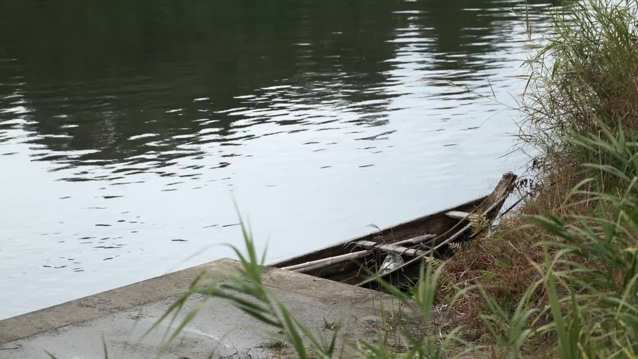 一艘小船漂浮在河上的自然风光视频素材