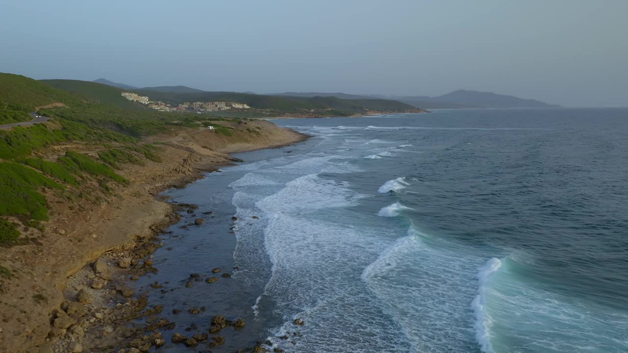 意大利撒丁岛佛得角海岸的无人机全景视频素材