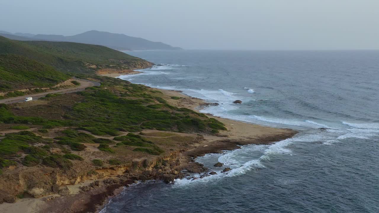 意大利撒丁岛佛得角海岸的无人机全景视频素材