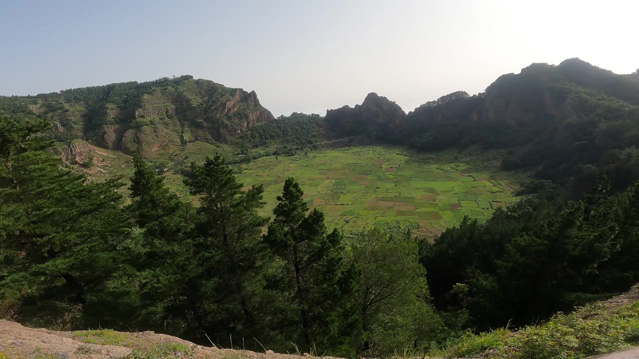 非洲佛得角圣安托岛保罗镇的科瓦火山口。高角度拍摄视频下载