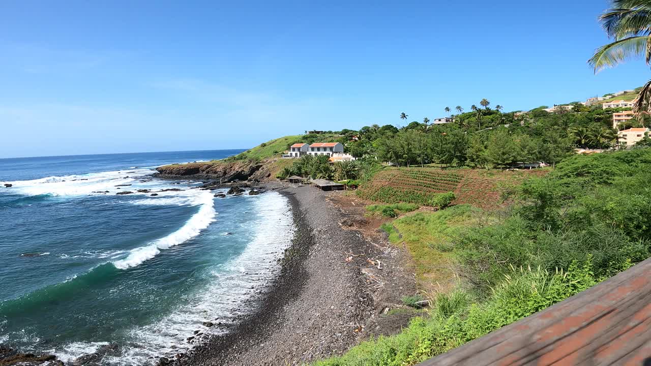 海滩上的海浪，圣地亚哥岛，佛得角，非洲。高角度，广角视频下载