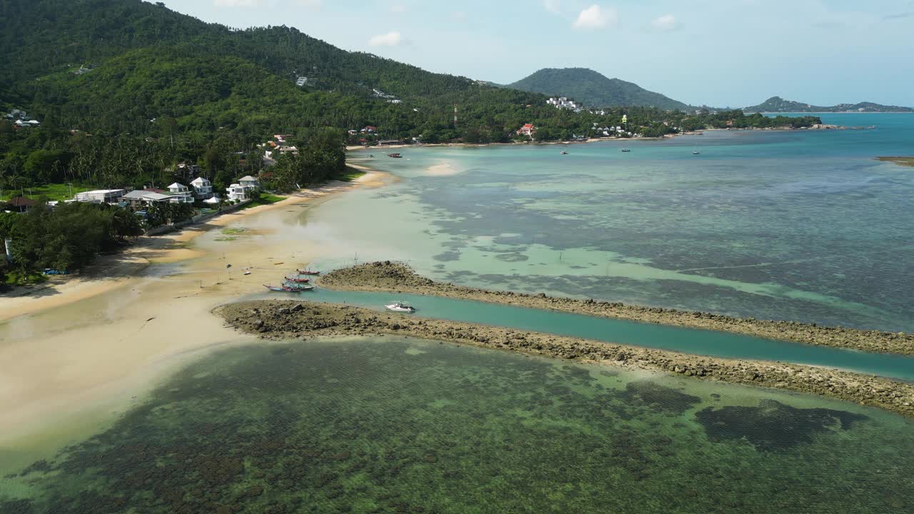 从空中拍摄，泰国素叻他尼苏梅岛马雷的原始海岸海洋视频素材