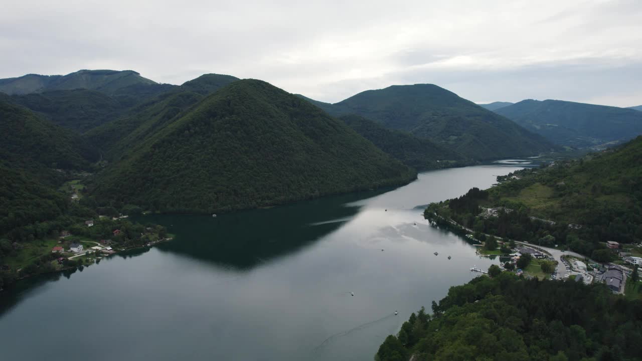 波黑亚伊采市附近的Veliko Plivsko湖的空中轨道视频素材