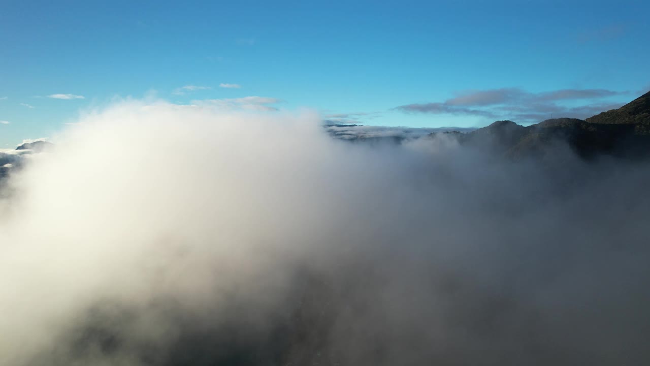 山峰被神秘的雾拥抱，俯瞰蔚蓝美丽的科莫湖，意大利视频素材