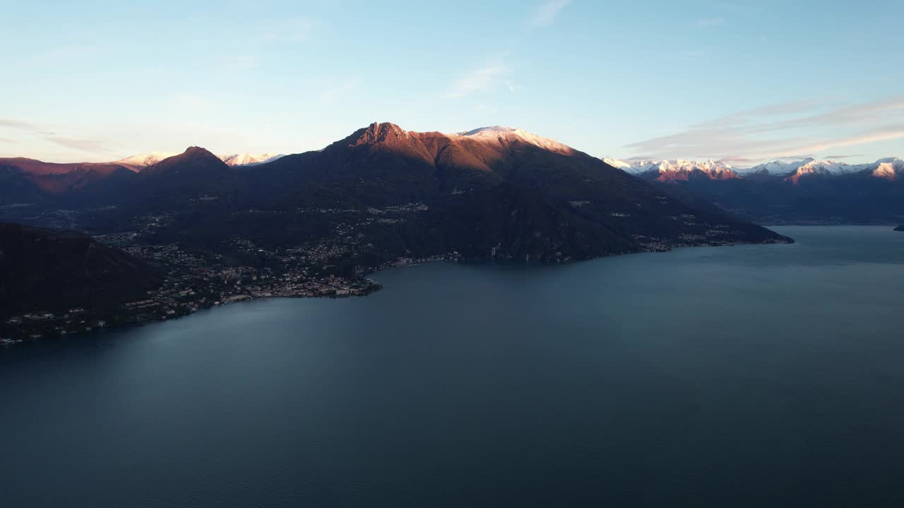 科莫湖的鸟瞰图，背景是雄伟的意大利山脉视频素材