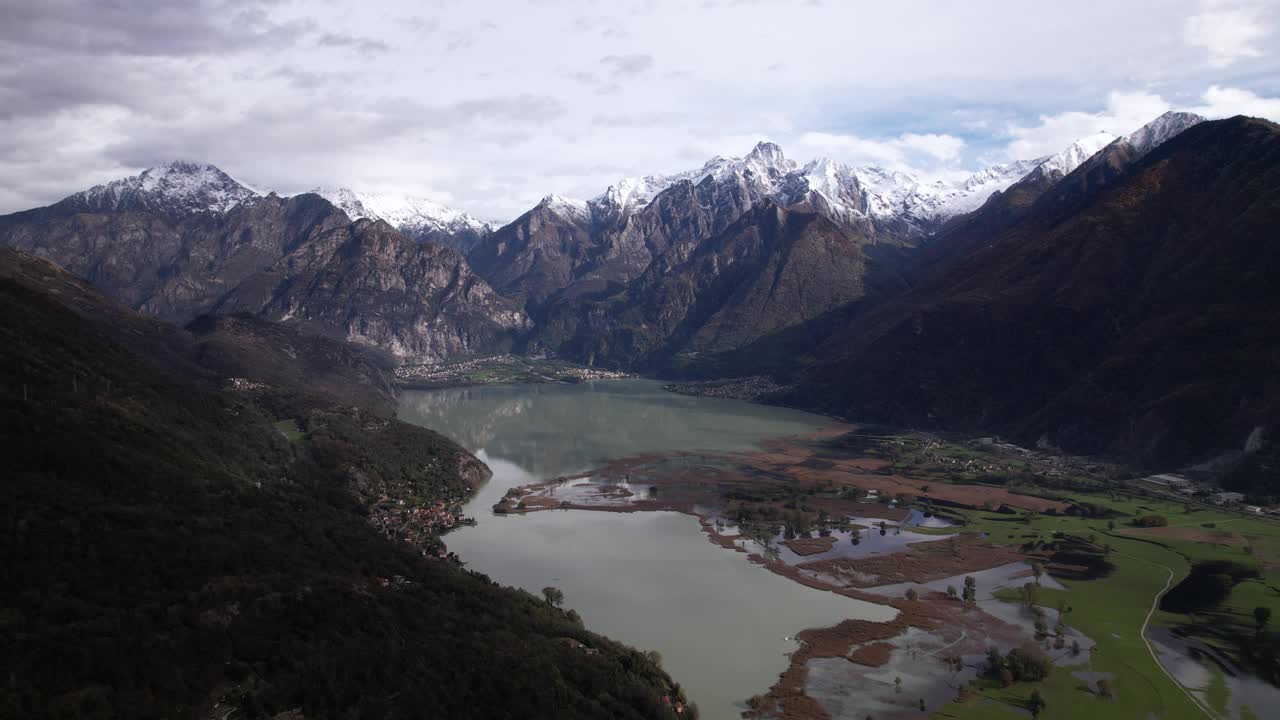 俯瞰意大利科莫湖宁静水域的雄伟山脉视频素材