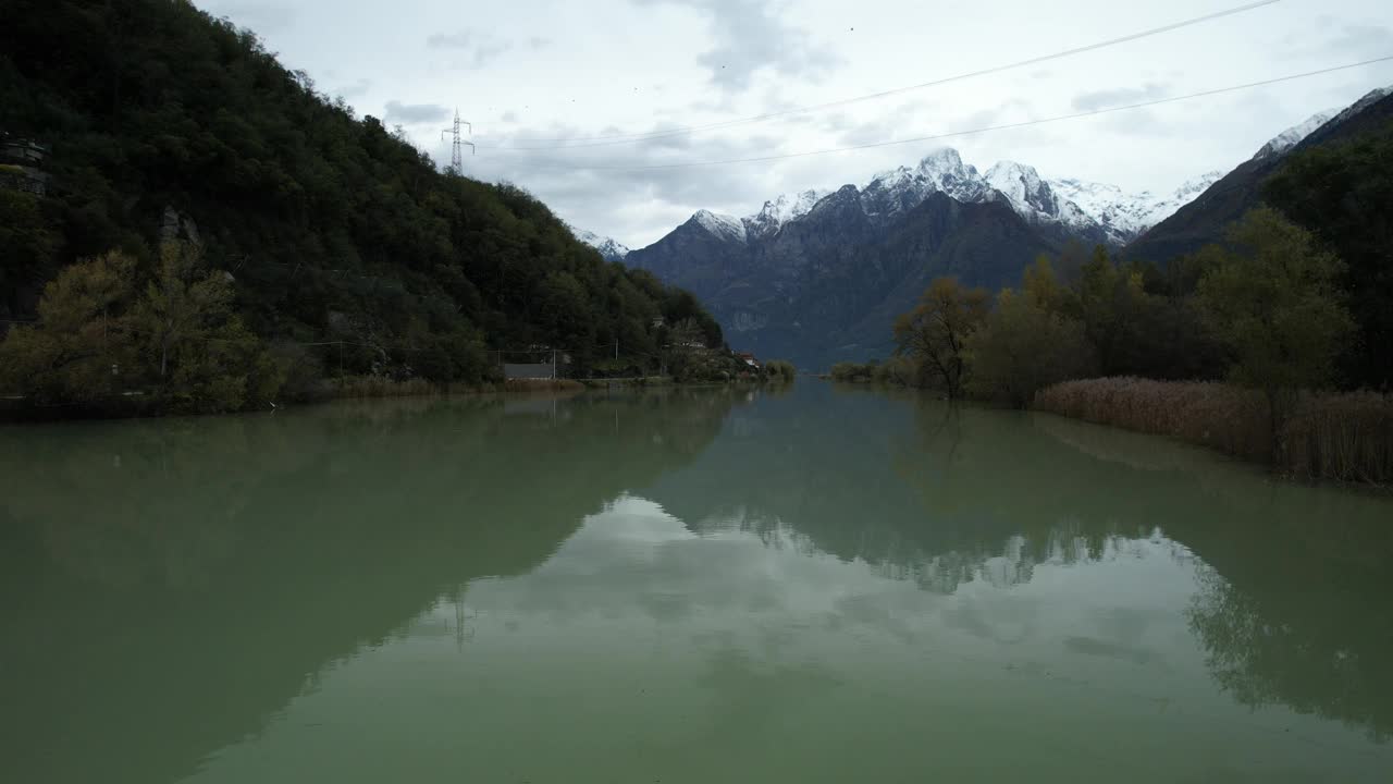 宁静的倒影:俯瞰科莫湖与雄伟的意大利山脉视频素材