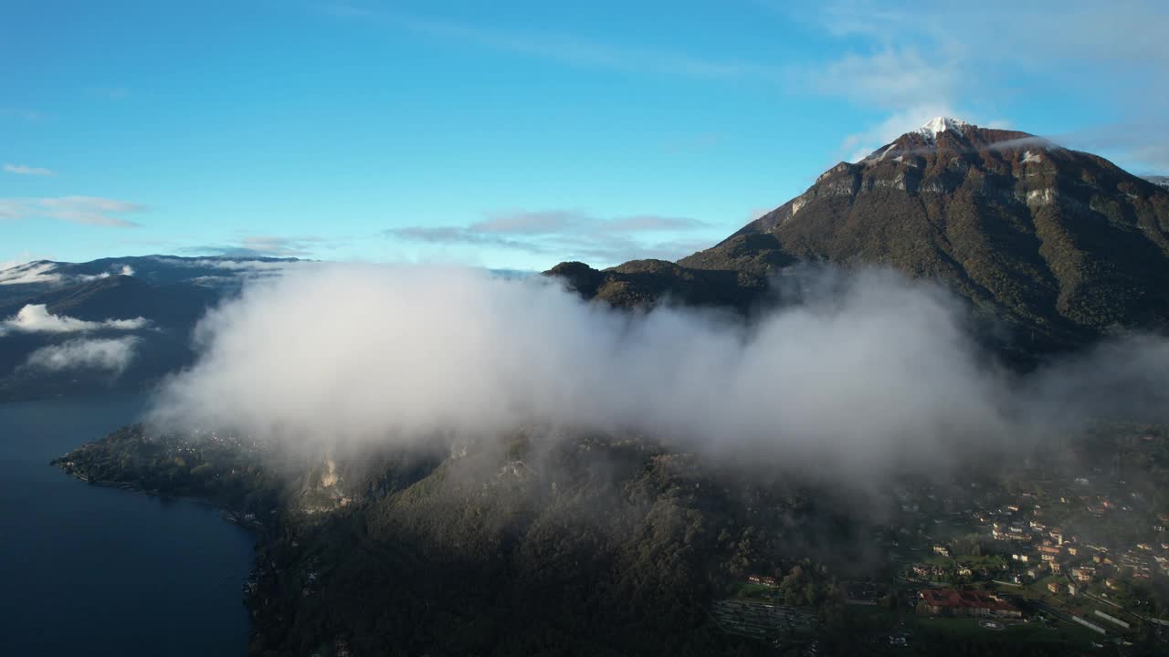 在意大利科莫湖上，一个宁静的山峰被神秘的云所拥抱视频素材