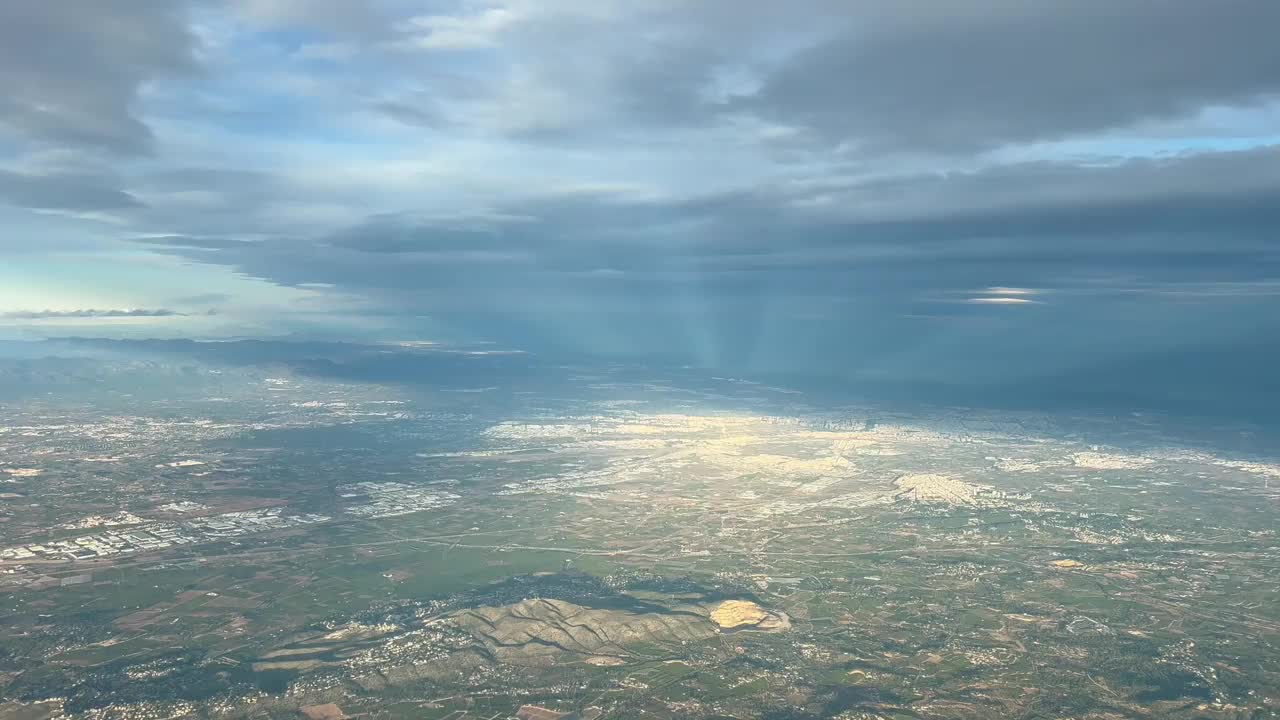 从4000米高空飞行的飞机机舱拍摄的西班牙瓦伦西亚市的椭圆形天空。一个飞行员的视角。视频素材