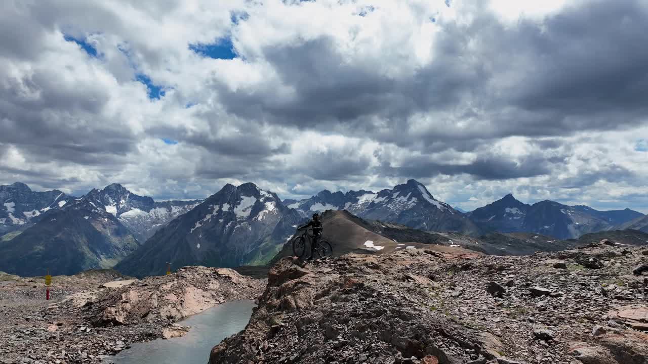 阿尔卑斯山，到达顶峰和实现，山地自行车和极限运动，活动，心理健康和动机，瑞士山脉视频素材