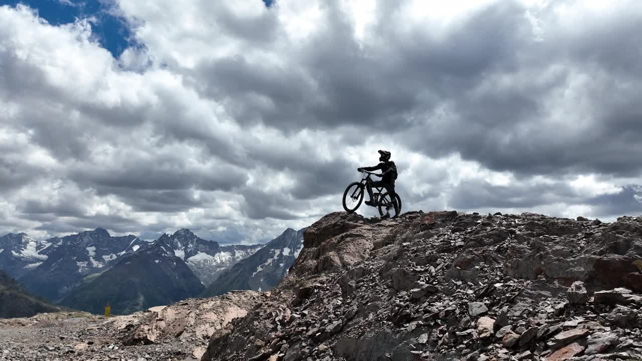 阿尔卑斯山，到达顶峰和实现，山地自行车和极限运动，活动，心理健康和动机，瑞士山脉视频素材