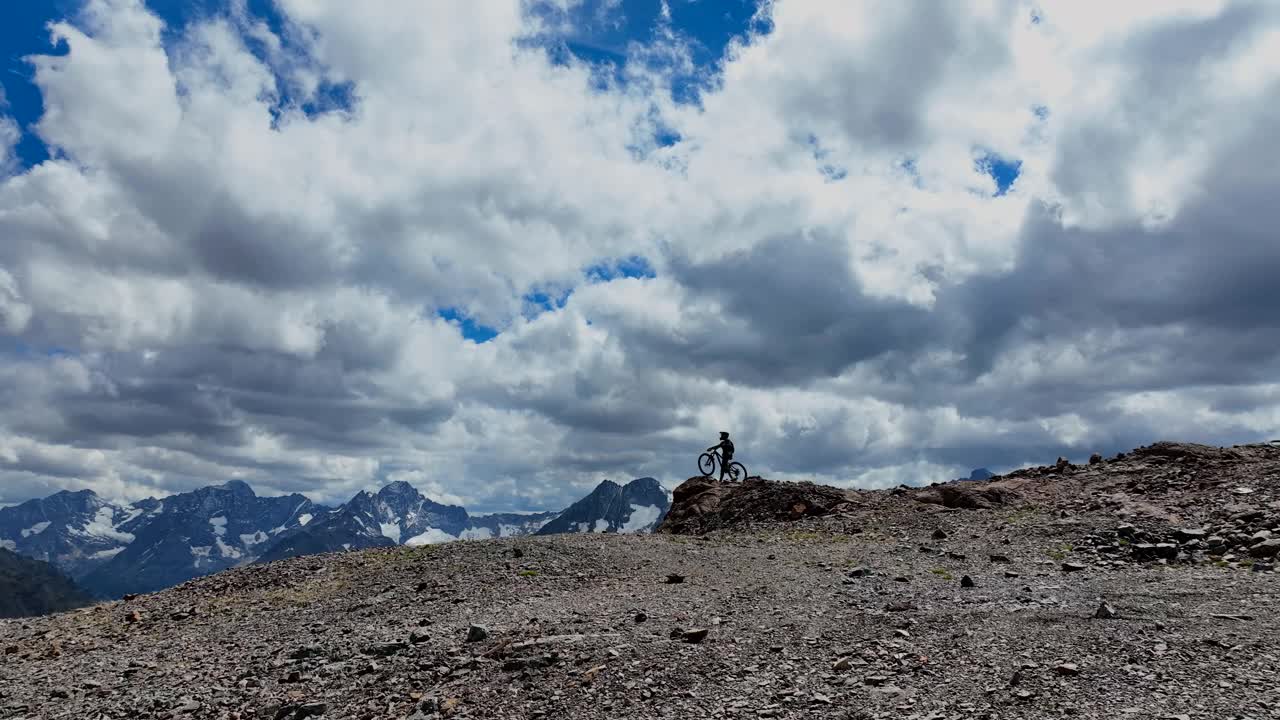 阿尔卑斯山，到达顶峰和实现，山地自行车和极限运动，活动，心理健康和动机，瑞士山脉视频素材