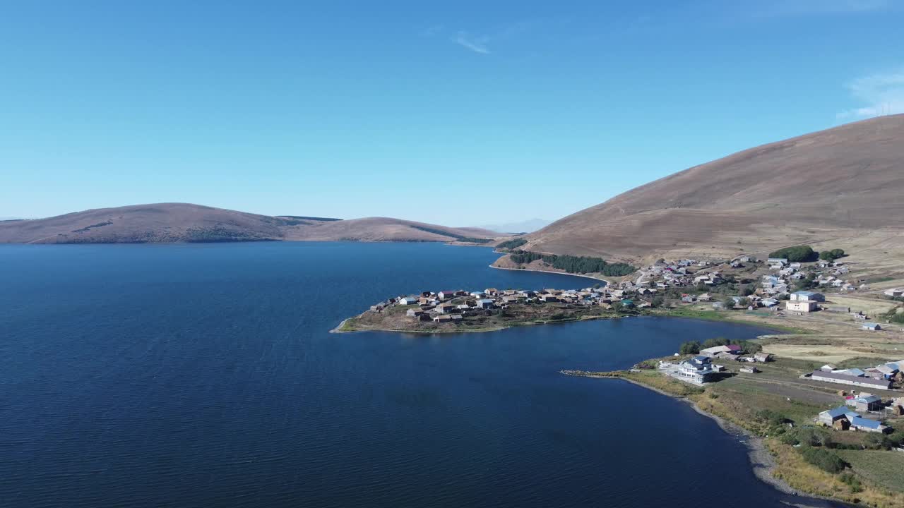 发现Tabatskuri村，Samtskhe-Javakheti地区最美丽的村庄之一。雄伟的4K鸟瞰图格鲁吉亚最大的高山湖的体积。巴库里亚尼附近的田园诗般的度假胜地视频素材