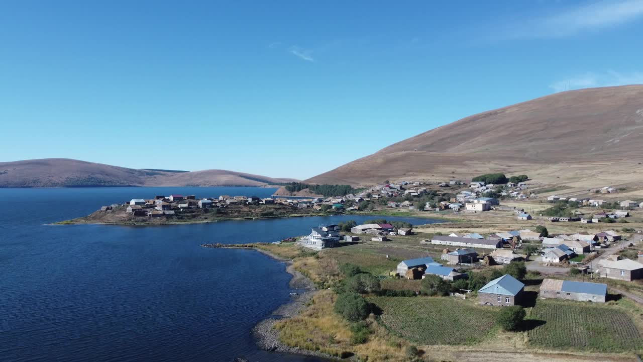 发现Tabatskuri村，Samtskhe-Javakheti地区最美丽的村庄之一。雄伟的4K鸟瞰图格鲁吉亚最大的高山湖的体积。巴库里亚尼附近的田园诗般的度假胜地视频素材