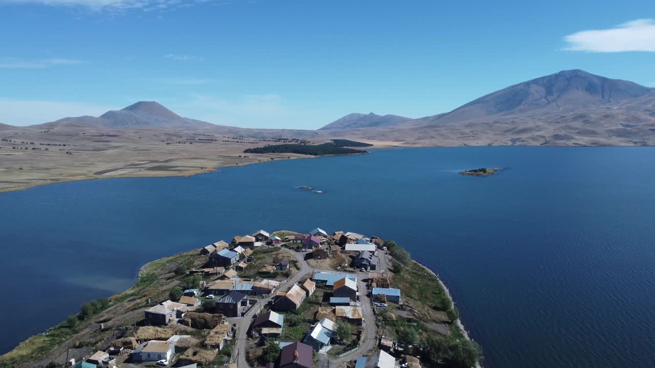 发现Tabatskuri村，Samtskhe-Javakheti地区最美丽的村庄之一。雄伟的4K鸟瞰图格鲁吉亚最大的高山湖的体积。巴库里亚尼附近的田园诗般的度假胜地视频素材