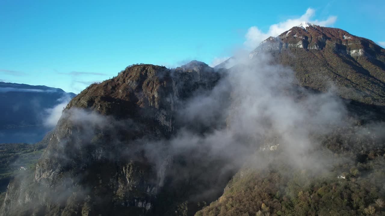 俯瞰意大利科莫湖的云雾覆盖的山脉鸟瞰图视频素材