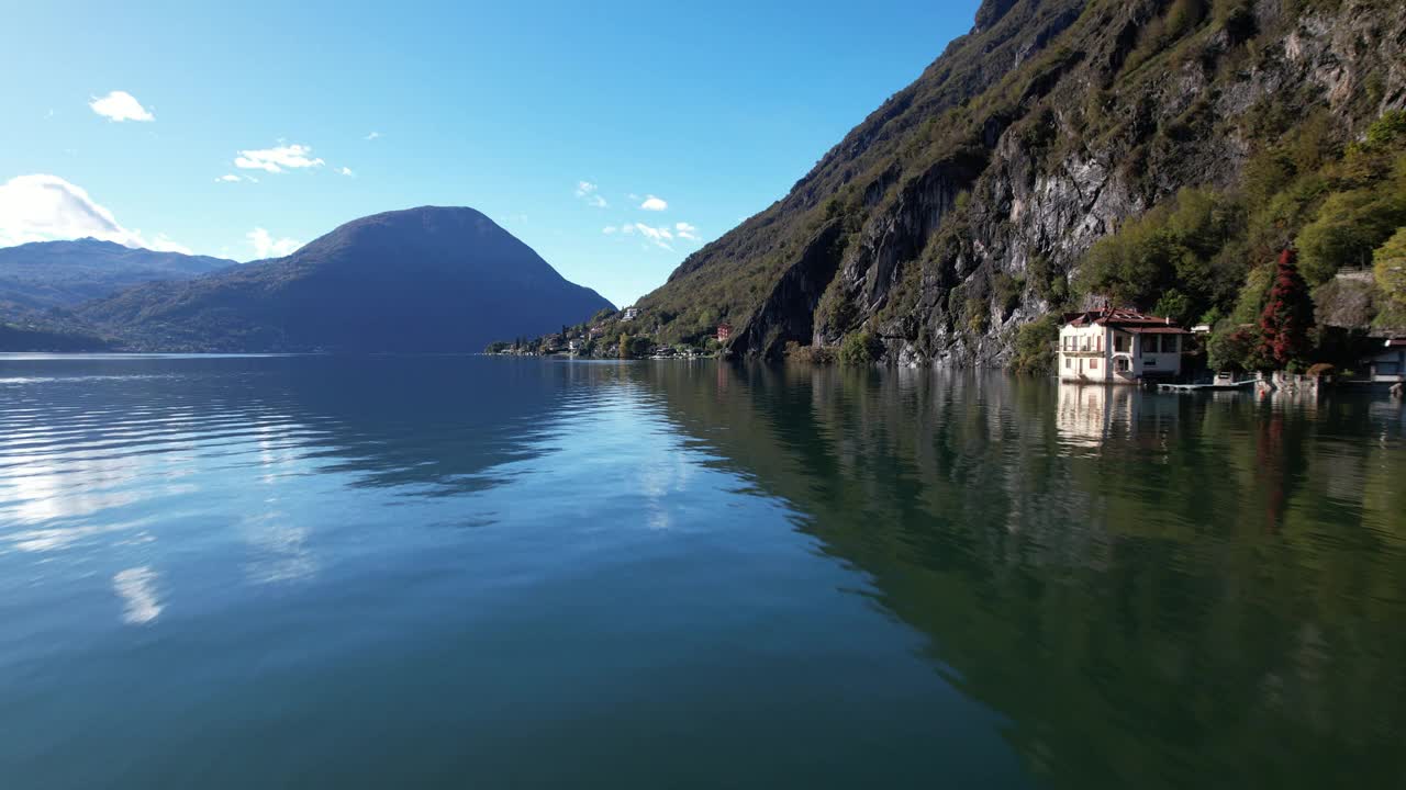 宁静的倒影:俯瞰科莫湖与雄伟的意大利山脉视频素材