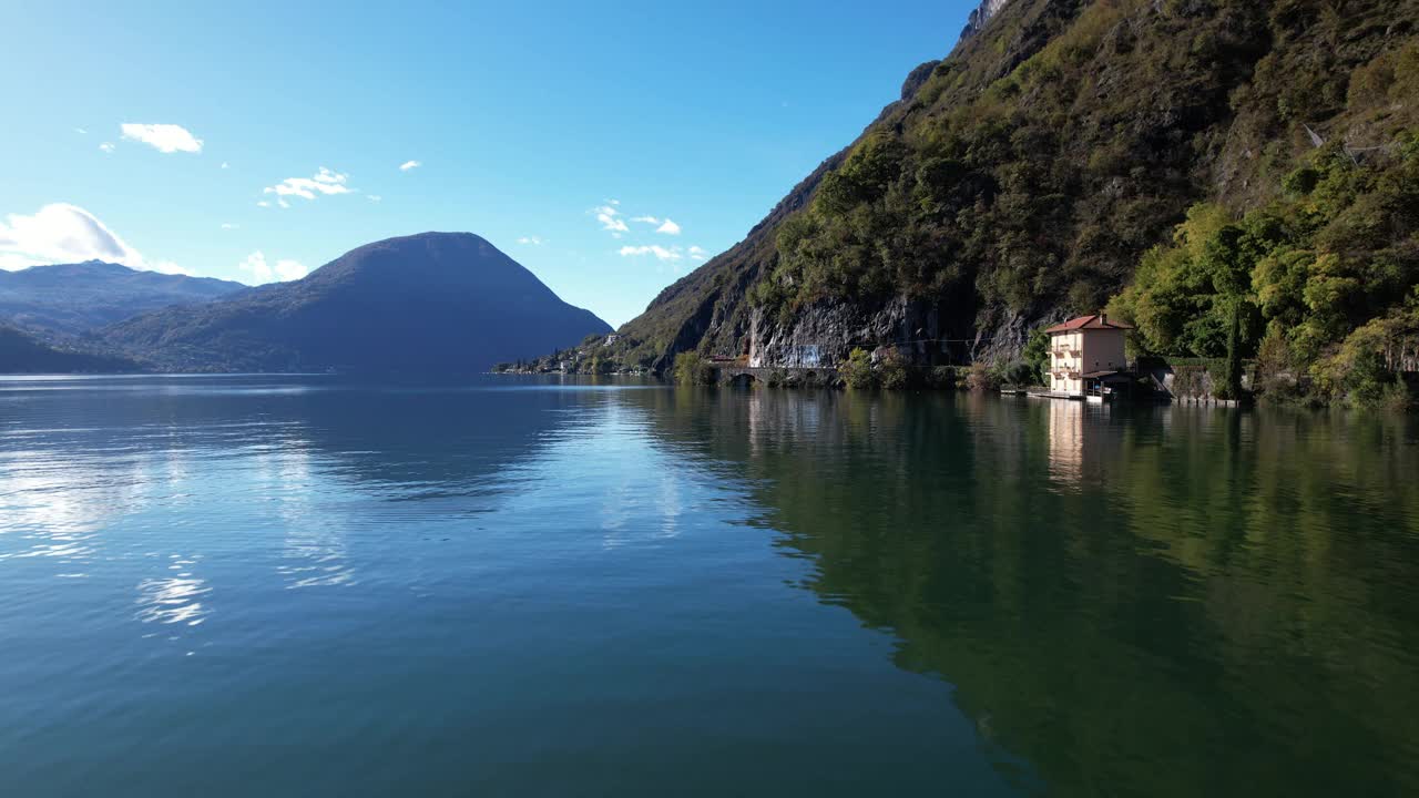 科莫湖的宁静鸟瞰图，背景是雄伟的山脉视频素材