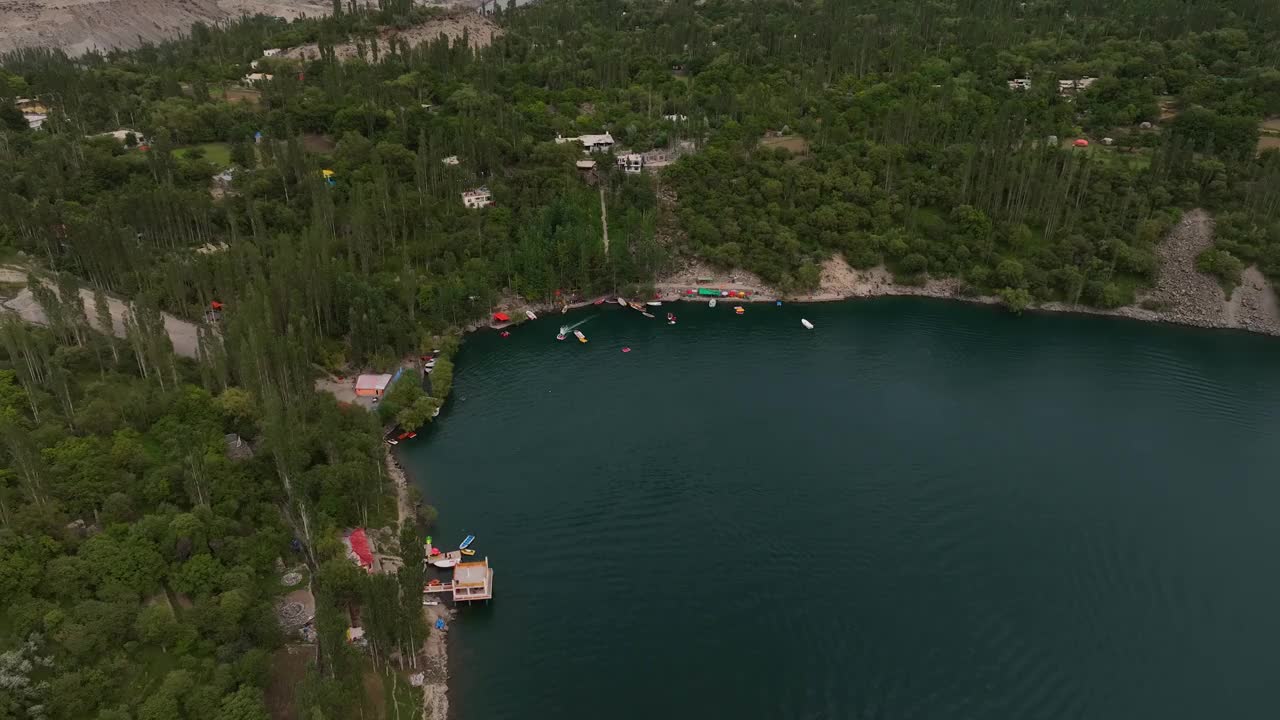 宁静的上卡丘拉湖，斯卡杜，巴基斯坦，空中天桥视频素材