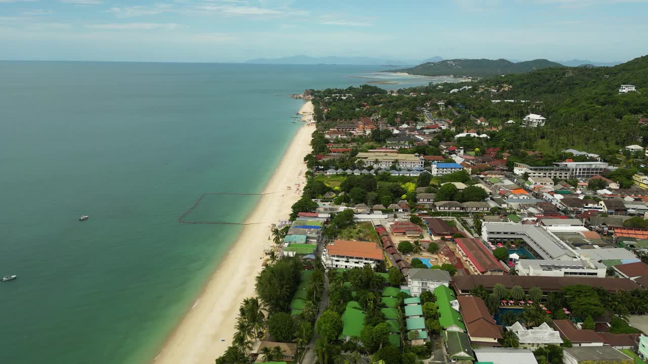 鸟瞰泰国苏梅岛东南亚著名的旅游目的地，无人机在湄南海滩上空飞行，展现了风景秀丽的壮丽海景视频素材