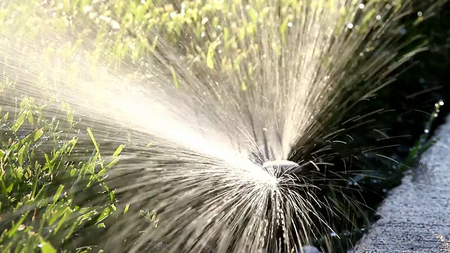 洒水草坪特写视频素材