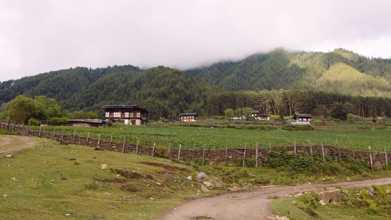 不丹的山水云海，不丹Phobjikha山谷的草地。视频素材