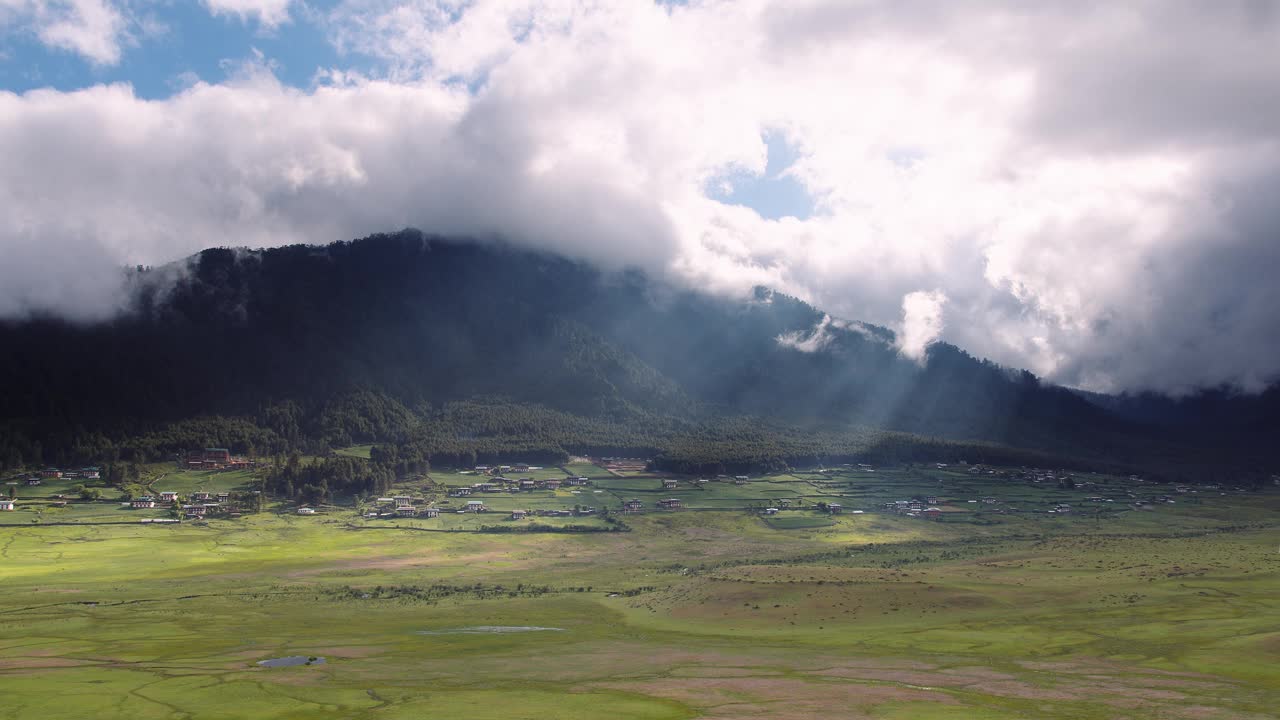 不丹的山水云海，不丹Phobjikha山谷的草地。视频下载