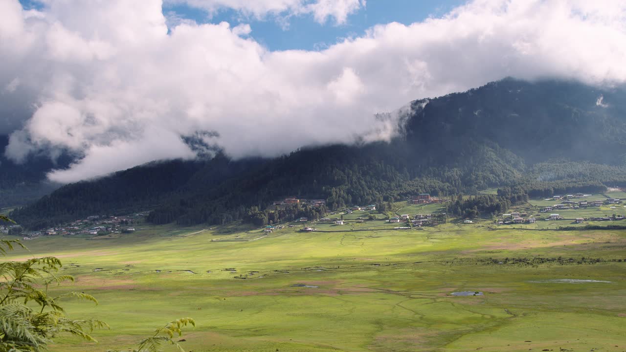 不丹的山水云海，不丹Phobjikha山谷的草地。视频素材