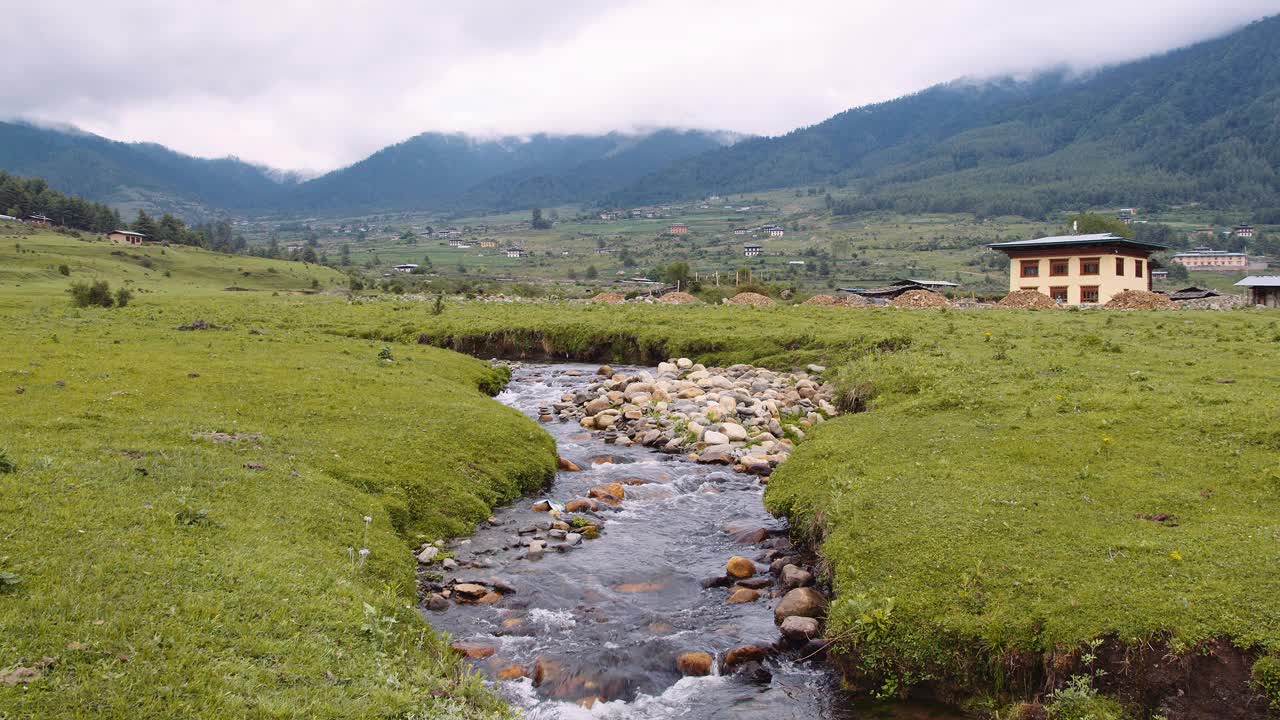 不丹山上的风景，不丹Phobjikha山谷草地上的小溪。视频下载